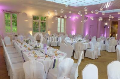 Miniature Location salle Reilly (Oise) - Château de Reilly #15 Plateau de canapés variés avec charcuterie, fromage, légumes et garnitures, présenté sur une table blanche.