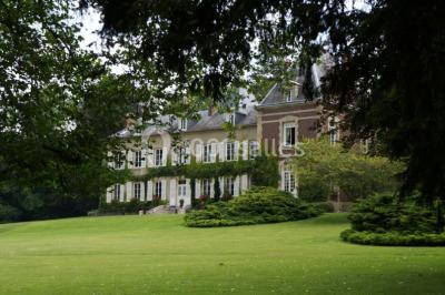 Miniature Location salle Reilly (Oise) - Château de Reilly #18 Plateau de canapés variés avec charcuterie, fromage, légumes et garnitures, présenté sur une table blanche.