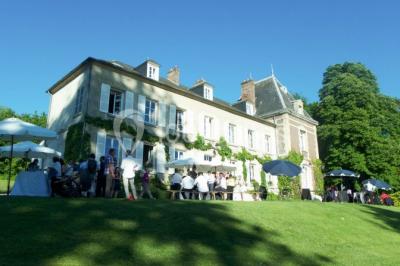 Miniature Location salle Reilly (Oise) - Château de Reilly #17 Plateau de canapés variés avec charcuterie, fromage, légumes et garnitures, présenté sur une table blanche.