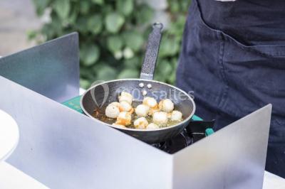 Miniature Location salle Reilly (Oise) - Château de Reilly #21 Plateau de canapés variés avec charcuterie, fromage, légumes et garnitures, présenté sur une table blanche.