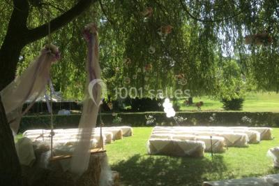 Miniature Location salle Reilly (Oise) - Château de Reilly #20 Plateau de canapés variés avec charcuterie, fromage, légumes et garnitures, présenté sur une table blanche.