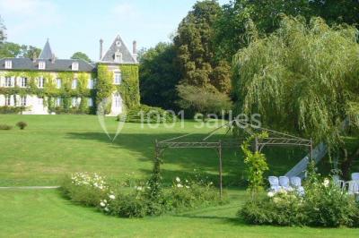 Miniature Location salle Reilly (Oise) - Château de Reilly #3 Plateau de canapés variés avec charcuterie, fromage, légumes et garnitures, présenté sur une table blanche.
