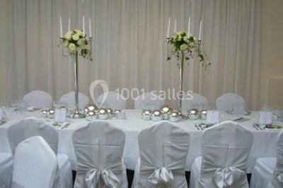 Miniature Location salle Reilly (Oise) - Château de Reilly #13 Plateau de canapés variés avec charcuterie, fromage, légumes et garnitures, présenté sur une table blanche.