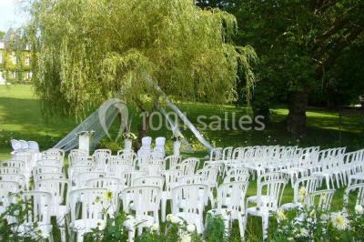 Miniature Location salle Reilly (Oise) - Château de Reilly #8 Plateau de canapés variés avec charcuterie, fromage, légumes et garnitures, présenté sur une table blanche.