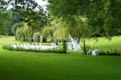 Miniature Location salle Reilly (Oise) - Château de Reilly #4 Plateau de canapés variés avec charcuterie, fromage, légumes et garnitures, présenté sur une table blanche.