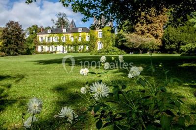 Miniature Location salle Reilly (Oise) - Château de Reilly #2 Plateau de canapés variés avec charcuterie, fromage, légumes et garnitures, présenté sur une table blanche.