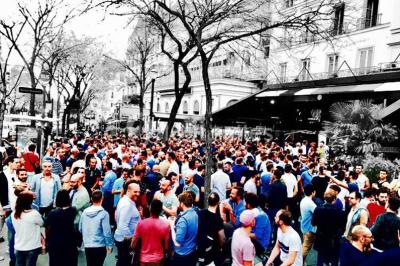 Miniature Location salle Paris 10 (Paris) - Delaville #11 Escalier en marbre avec rampes en fer forgé, colonnes décoratives et lustres suspendus dans un intérieur ancien.