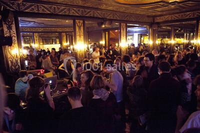Miniature Location salle Paris 10 (Paris) - Delaville #2 Escalier en marbre avec rampes en fer forgé, colonnes décoratives et lustres suspendus dans un intérieur ancien.