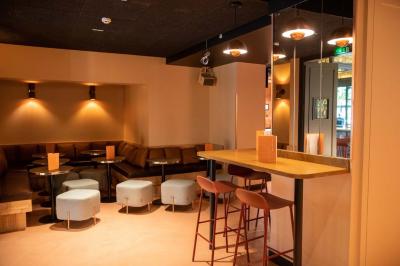 Miniature Location salle Paris 10 (Paris) - Delaville #10 Escalier en marbre avec rampes en fer forgé, colonnes décoratives et lustres suspendus dans un intérieur ancien.