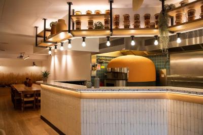 Miniature Location salle Paris 10 (Paris) - Delaville #9 Escalier en marbre avec rampes en fer forgé, colonnes décoratives et lustres suspendus dans un intérieur ancien.