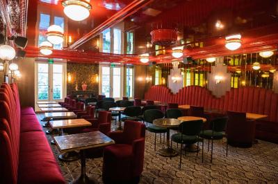 Miniature Location salle Paris 10 (Paris) - Delaville #5 Escalier en marbre avec rampes en fer forgé, colonnes décoratives et lustres suspendus dans un intérieur ancien.