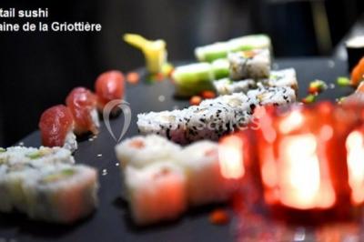 Un groupe de personnes posant debout dans une pièce avec des murs en pierre et une table en arrière-plan.