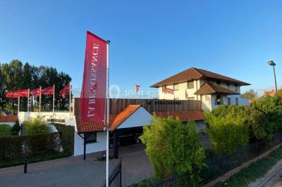 Miniature Location salle Mouscron (Hainaut) - La Renaissance #7 Structure de jeux en plein air avec toboggan et modules d'escalade, installée sur un sol sablonneux près d'une clôture.