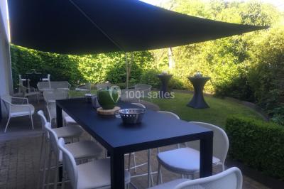 Miniature Location salle Mouscron (Hainaut) - La Renaissance #8 Structure de jeux en plein air avec toboggan et modules d'escalade, installée sur un sol sablonneux près d'une clôture.