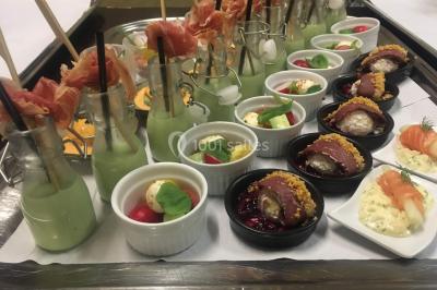 Miniature Location salle Mouscron (Hainaut) - La Renaissance #9 Structure de jeux en plein air avec toboggan et modules d'escalade, installée sur un sol sablonneux près d'une clôture.