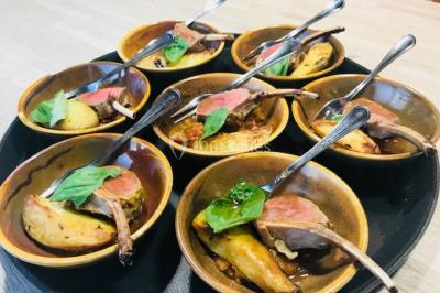 Miniature Location salle Mouscron (Hainaut) - La Renaissance #11 Structure de jeux en plein air avec toboggan et modules d'escalade, installée sur un sol sablonneux près d'une clôture.