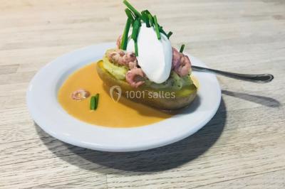 Miniature Location salle Mouscron (Hainaut) - La Renaissance #12 Structure de jeux en plein air avec toboggan et modules d'escalade, installée sur un sol sablonneux près d'une clôture.