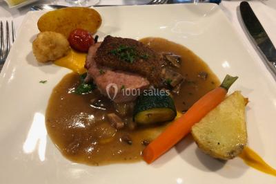 Miniature Location salle Mouscron (Hainaut) - La Renaissance #13 Structure de jeux en plein air avec toboggan et modules d'escalade, installée sur un sol sablonneux près d'une clôture.