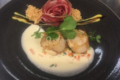 Miniature Location salle Mouscron (Hainaut) - La Renaissance #14 Structure de jeux en plein air avec toboggan et modules d'escalade, installée sur un sol sablonneux près d'une clôture.