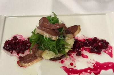 Miniature Location salle Mouscron (Hainaut) - La Renaissance #15 Structure de jeux en plein air avec toboggan et modules d'escalade, installée sur un sol sablonneux près d'une clôture.