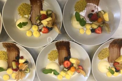 Miniature Location salle Mouscron (Hainaut) - La Renaissance #16 Structure de jeux en plein air avec toboggan et modules d'escalade, installée sur un sol sablonneux près d'une clôture.