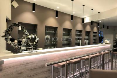 Miniature Location salle Mouscron (Hainaut) - La Renaissance #6 Structure de jeux en plein air avec toboggan et modules d'escalade, installée sur un sol sablonneux près d'une clôture.