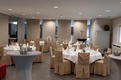 Miniature Location salle Mouscron (Hainaut) - La Renaissance #2 Structure de jeux en plein air avec toboggan et modules d'escalade, installée sur un sol sablonneux près d'une clôture.