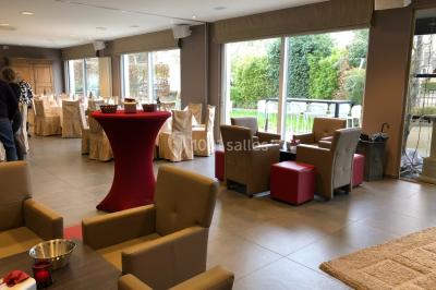 Miniature Location salle Mouscron (Hainaut) - La Renaissance #3 Structure de jeux en plein air avec toboggan et modules d'escalade, installée sur un sol sablonneux près d'une clôture.