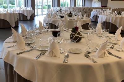 Miniature Location salle Mouscron (Hainaut) - La Renaissance #5 Structure de jeux en plein air avec toboggan et modules d'escalade, installée sur un sol sablonneux près d'une clôture.