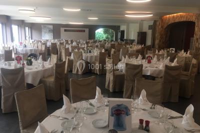 Miniature Location salle Mouscron (Hainaut) - La Renaissance #17 Structure de jeux en plein air avec toboggan et modules d'escalade, installée sur un sol sablonneux près d'une clôture.