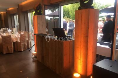 Miniature Location salle Mouscron (Hainaut) - La Renaissance #19 Structure de jeux en plein air avec toboggan et modules d'escalade, installée sur un sol sablonneux près d'une clôture.