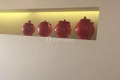 Miniature Location salle Mouscron (Hainaut) - La Renaissance #20 Structure de jeux en plein air avec toboggan et modules d'escalade, installée sur un sol sablonneux près d'une clôture.