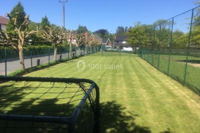 Miniature Location salle Mouscron (Hainaut) - La Renaissance #21 Structure de jeux en plein air avec toboggan et modules d'escalade, installée sur un sol sablonneux près d'une clôture.