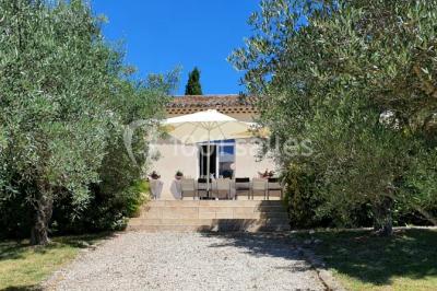 Salle avec de grandes presses anciennes en bois et une longue table dressée pour un repas.