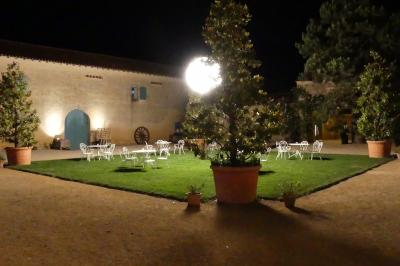 Miniature Location salle Sainte-Gemme-la-Plaine (Vendée) - Château de la Chevallerie #24 Un couple marche dans le jardin d'un château ancien entouré de verdure par une journée ensoleillée.