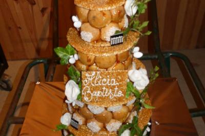 Miniature Location salle Sainte-Gemme-la-Plaine (Vendée) - Château de la Chevallerie #29 Un couple marche dans le jardin d'un château ancien entouré de verdure par une journée ensoleillée.