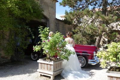 Miniature Location salle Sainte-Gemme-la-Plaine (Vendée) - Château de la Chevallerie #35 Un couple marche dans le jardin d'un château ancien entouré de verdure par une journée ensoleillée.