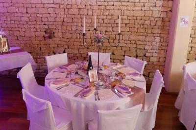 Miniature Location salle Sainte-Gemme-la-Plaine (Vendée) - Château de la Chevallerie #22 Un couple marche dans le jardin d'un château ancien entouré de verdure par une journée ensoleillée.