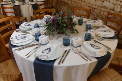 Miniature Location salle Sainte-Gemme-la-Plaine (Vendée) - Château de la Chevallerie #19 Un couple marche dans le jardin d'un château ancien entouré de verdure par une journée ensoleillée.