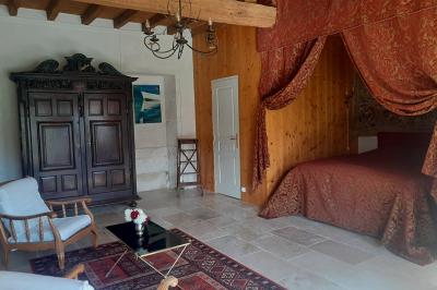 Miniature Location salle Sainte-Gemme-la-Plaine (Vendée) - Château de la Chevallerie #12 Un couple marche dans le jardin d'un château ancien entouré de verdure par une journée ensoleillée.