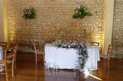Miniature Location salle Sainte-Gemme-la-Plaine (Vendée) - Château de la Chevallerie #7 Un couple marche dans le jardin d'un château ancien entouré de verdure par une journée ensoleillée.