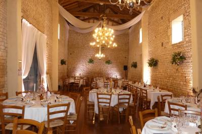 Miniature Location salle Sainte-Gemme-la-Plaine (Vendée) - Château de la Chevallerie #6 Un couple marche dans le jardin d'un château ancien entouré de verdure par une journée ensoleillée.