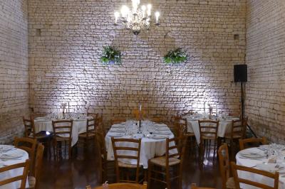 Miniature Location salle Sainte-Gemme-la-Plaine (Vendée) - Château de la Chevallerie #48 Un couple marche dans le jardin d'un château ancien entouré de verdure par une journée ensoleillée.