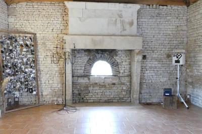 Miniature Location salle Sainte-Gemme-la-Plaine (Vendée) - Château de la Chevallerie #33 Un couple marche dans le jardin d'un château ancien entouré de verdure par une journée ensoleillée.
