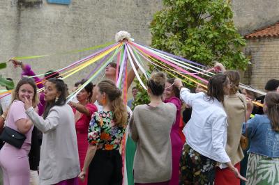 Miniature Location salle Sainte-Gemme-la-Plaine (Vendée) - Château de la Chevallerie #9 Un couple marche dans le jardin d'un château ancien entouré de verdure par une journée ensoleillée.