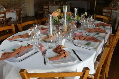 Miniature Location salle Sainte-Gemme-la-Plaine (Vendée) - Château de la Chevallerie #10 Un couple marche dans le jardin d'un château ancien entouré de verdure par une journée ensoleillée.