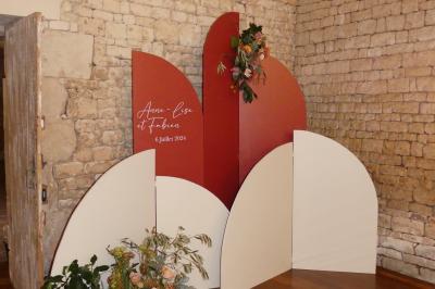 Miniature Location salle Sainte-Gemme-la-Plaine (Vendée) - Château de la Chevallerie #49 Un couple marche dans le jardin d'un château ancien entouré de verdure par une journée ensoleillée.