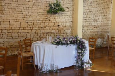 Miniature Location salle Sainte-Gemme-la-Plaine (Vendée) - Château de la Chevallerie #21 Un couple marche dans le jardin d'un château ancien entouré de verdure par une journée ensoleillée.