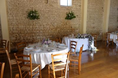 Miniature Location salle Sainte-Gemme-la-Plaine (Vendée) - Château de la Chevallerie #11 Un couple marche dans le jardin d'un château ancien entouré de verdure par une journée ensoleillée.