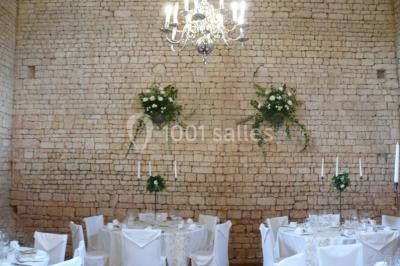 Miniature 8 bouquets de fleurs produite sur place Un couple marche dans le jardin d'un château ancien entouré de verdure par une journée ensoleillée.